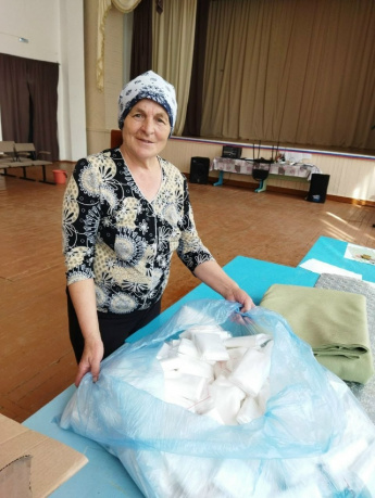 Жительница села Захарово Красночикойского округа Татьяна Константиновна Недорезова вяжет тёплые носки бойцам СВО