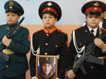 В Красночикойской школе прошла линейка, посвящённая памяти выпускника кадетского класса школы, Сергея Захожева, погибшего при исполнении воинского долга на СВО.