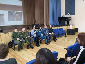 Специалисты Красночикойского отдела центра занятости населения организовали профориентационное мероприятие «Профессии в погонах» для молодых людей с. Красный Чикой